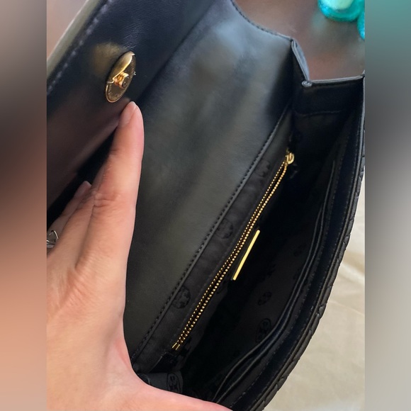 Tory Burch leather flap bag with magnetic closure - Picture 4 of 5